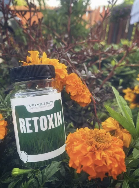 Opakowanie Retoxin wśród kwiatów — naturalny skład roślinny